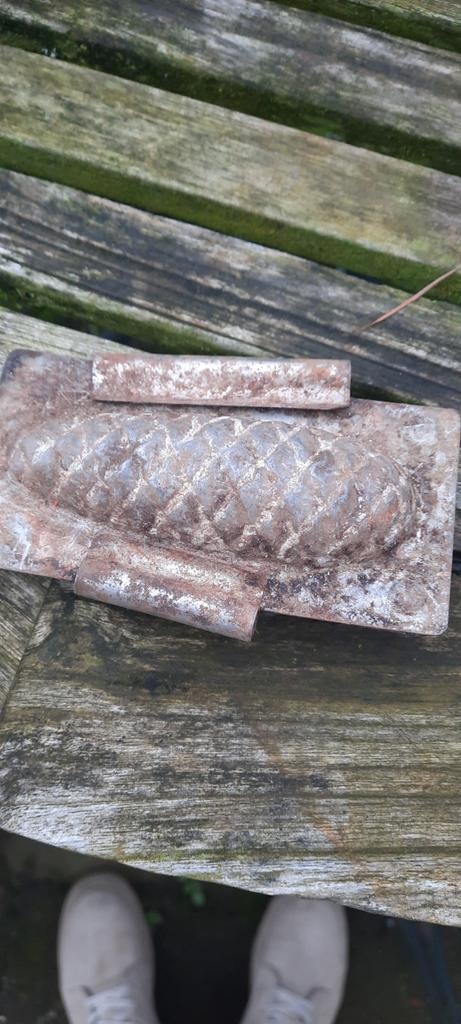 Vintage gietijzeren dennenappel mal, Antiek en Kunst, Antiek | Overige Antiek, Ophalen of Verzenden