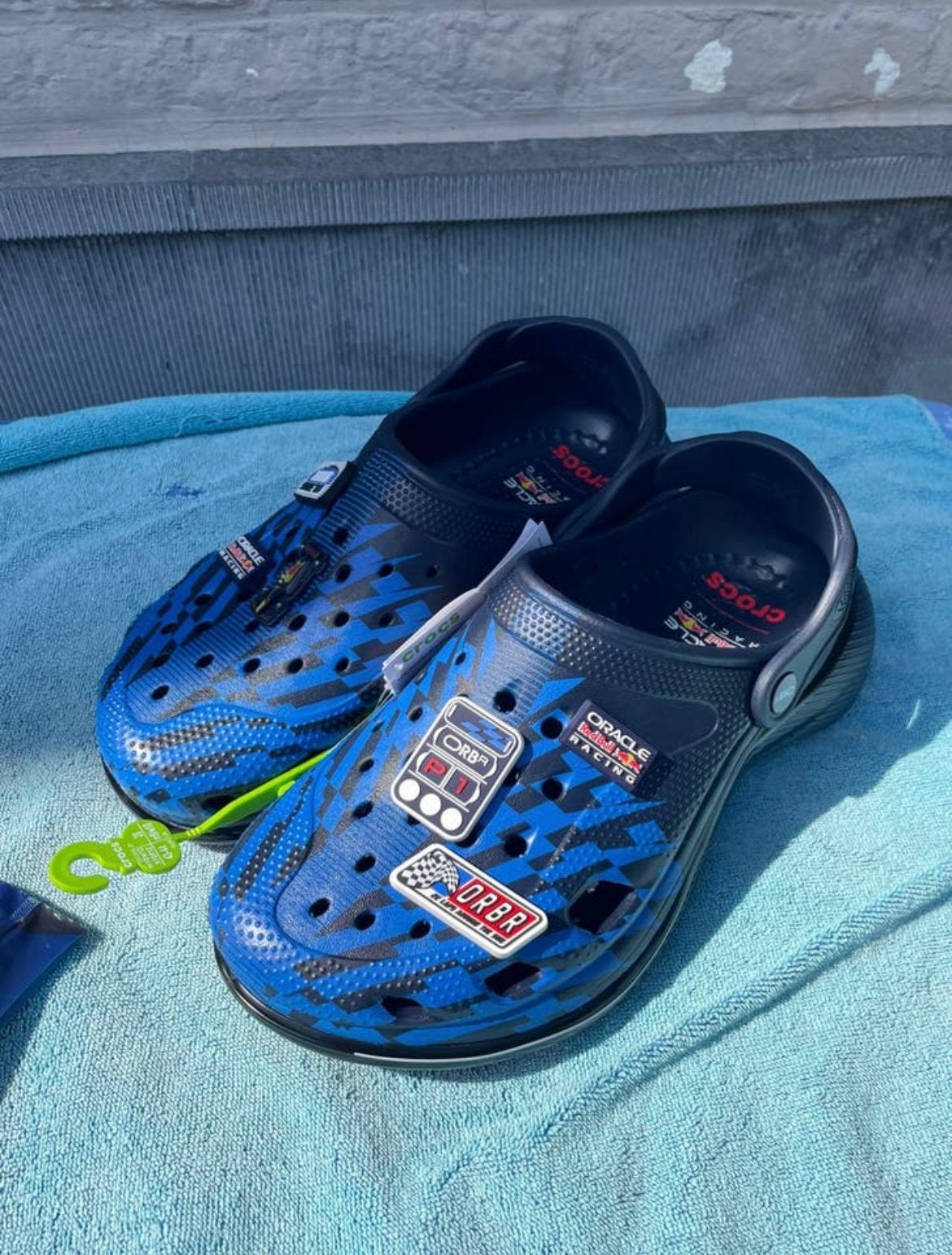 Maat 43/44 Crocs Oracle Red Bull Racing Clogs, Ophalen of Verzenden, Zo goed als nieuw, Jongen of Meisje, Overige typen