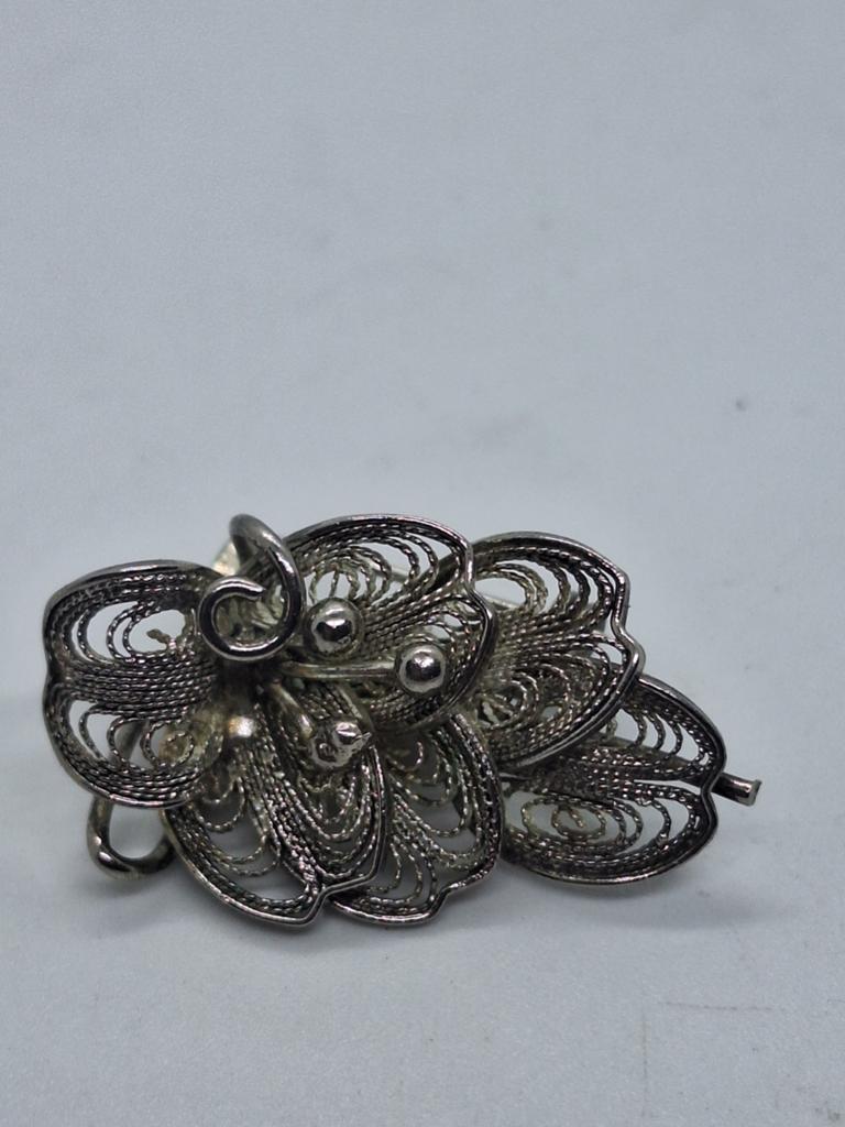 Zilveren filigrain broche druiventrosjes 4 cm, Gebruikt, Minder dan 4 cm, Ophalen of Verzenden, Zilver
