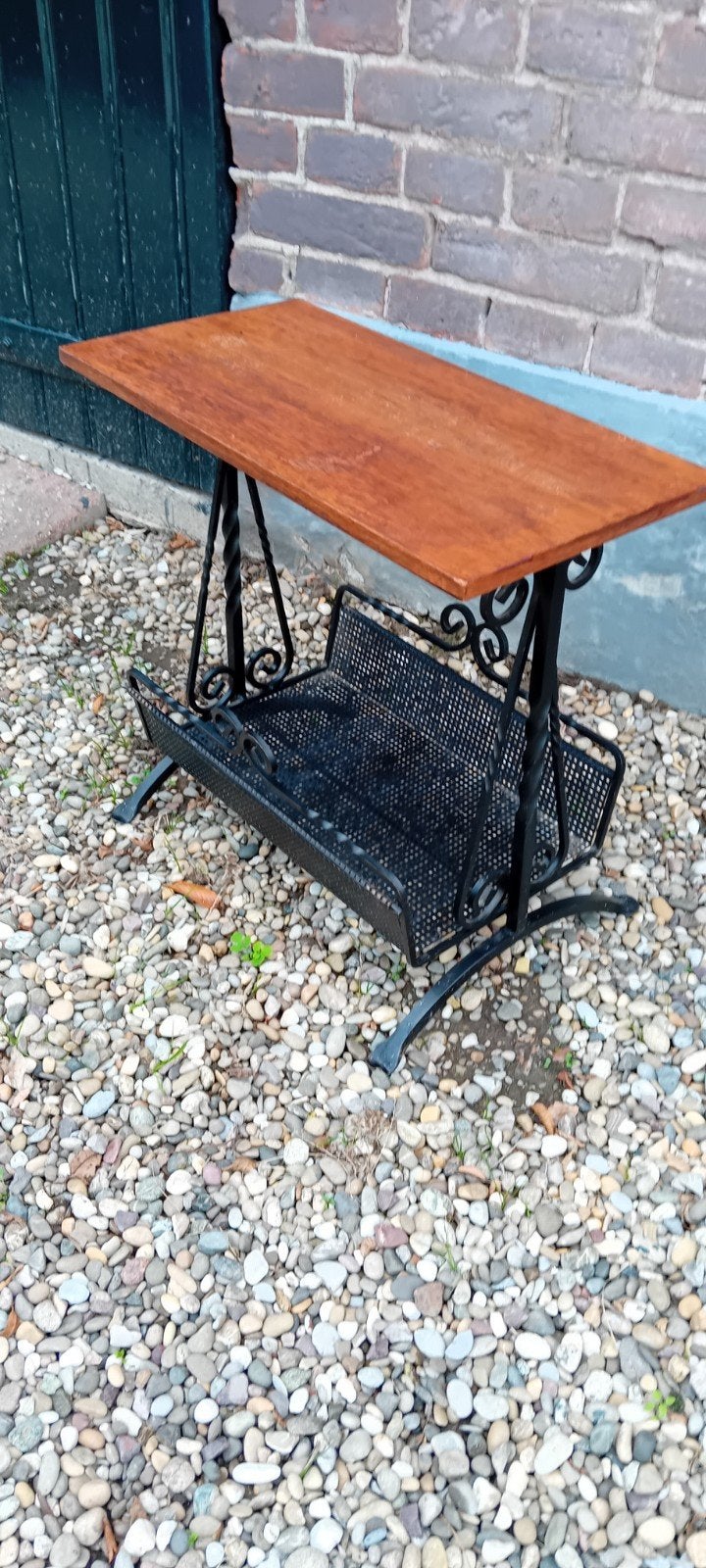 Vintage Smeedijzeren Krantenbak met Houten Blad, Gebruikt, Hout, Bijzettafel met lectuurbak, Vintage