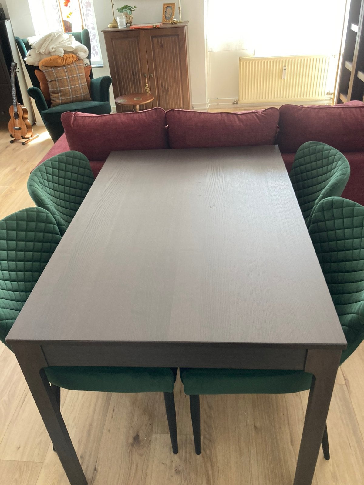 Donker houten eettafel met vier groene stoelen, Ophalen, 100 tot 150 cm, 50 tot 100 cm, Zo goed als nieuw