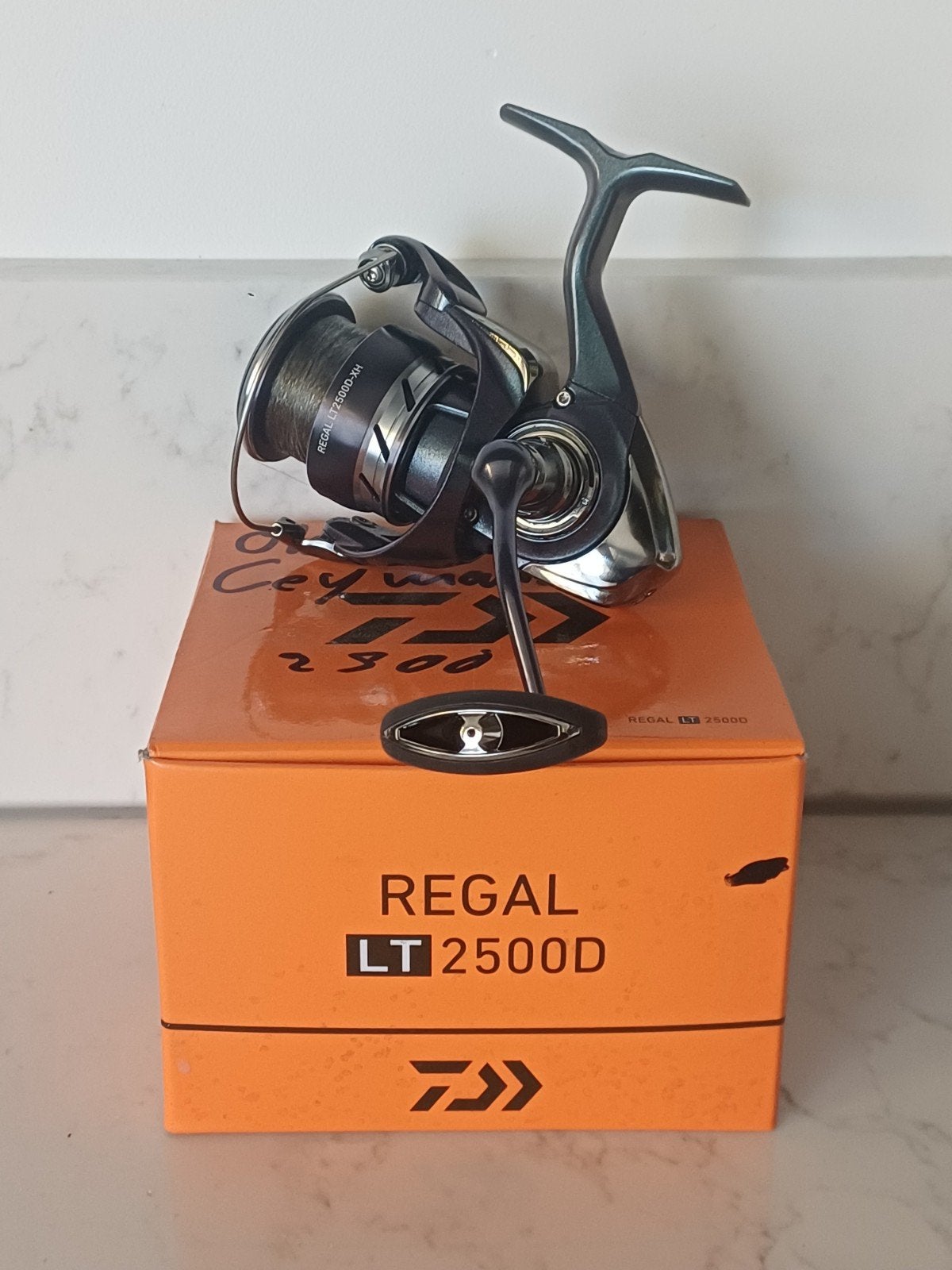 Daiwa Regal 2500D – ZGAN, Watersport en Boten, Hengelsport | Roofvissen, Ophalen of Verzenden, Zo goed als nieuw, Molen