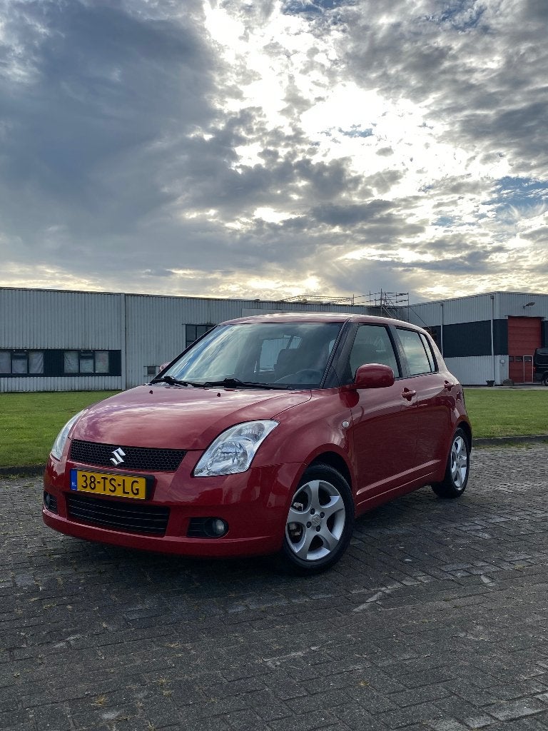 Suzuki Swift 1.3 5DRS 2007 Rood, Voorwielaandrijving, Stof, 40 €/maand, Zwart