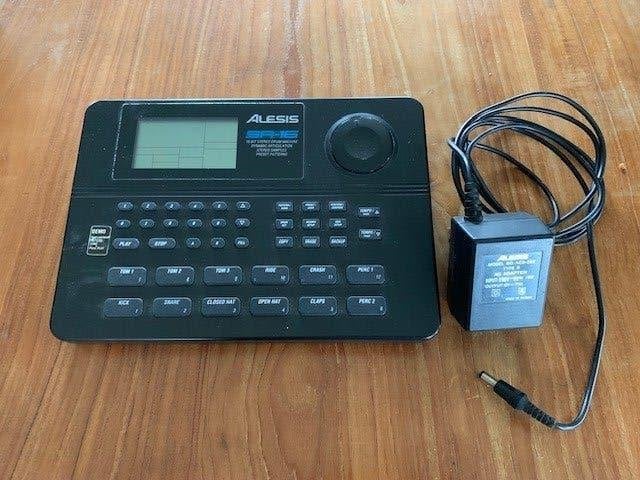 Alesis SR-16 Drum Machine met Adapter, Muziek en Instrumenten, Drumcomputers, Gebruikt, Overige merken, Ophalen of Verzenden