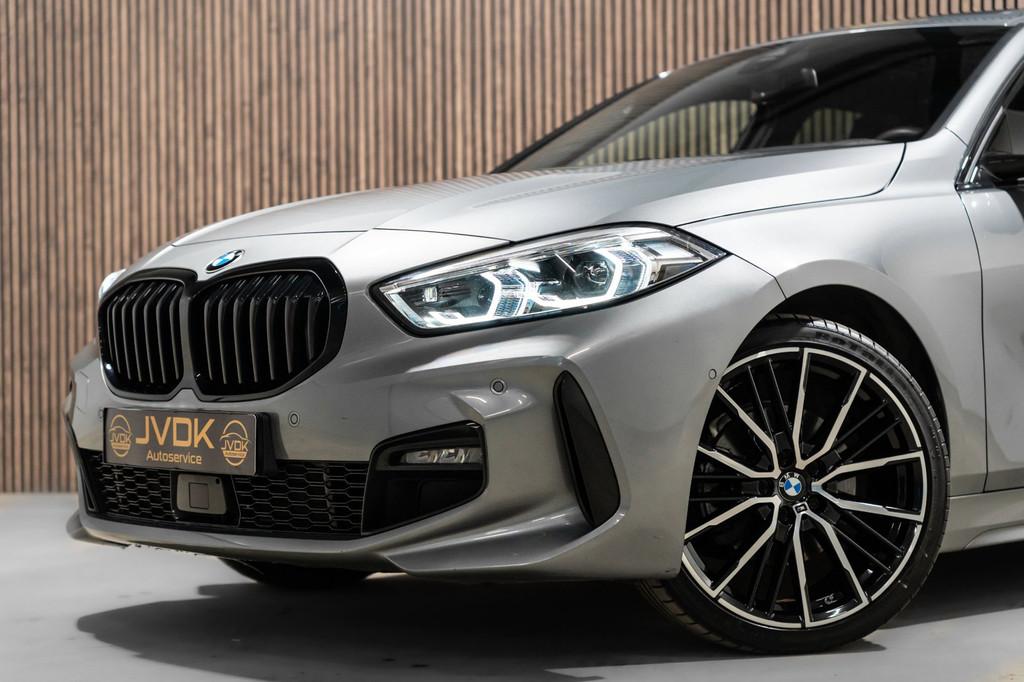 BMW 1-serie 118i M-Sport Pano HUD HK Muziek Kuipstoelen BTW, Auto's, 136 pk, Gebruikt, Automatische klimaatregeling, Alcantara