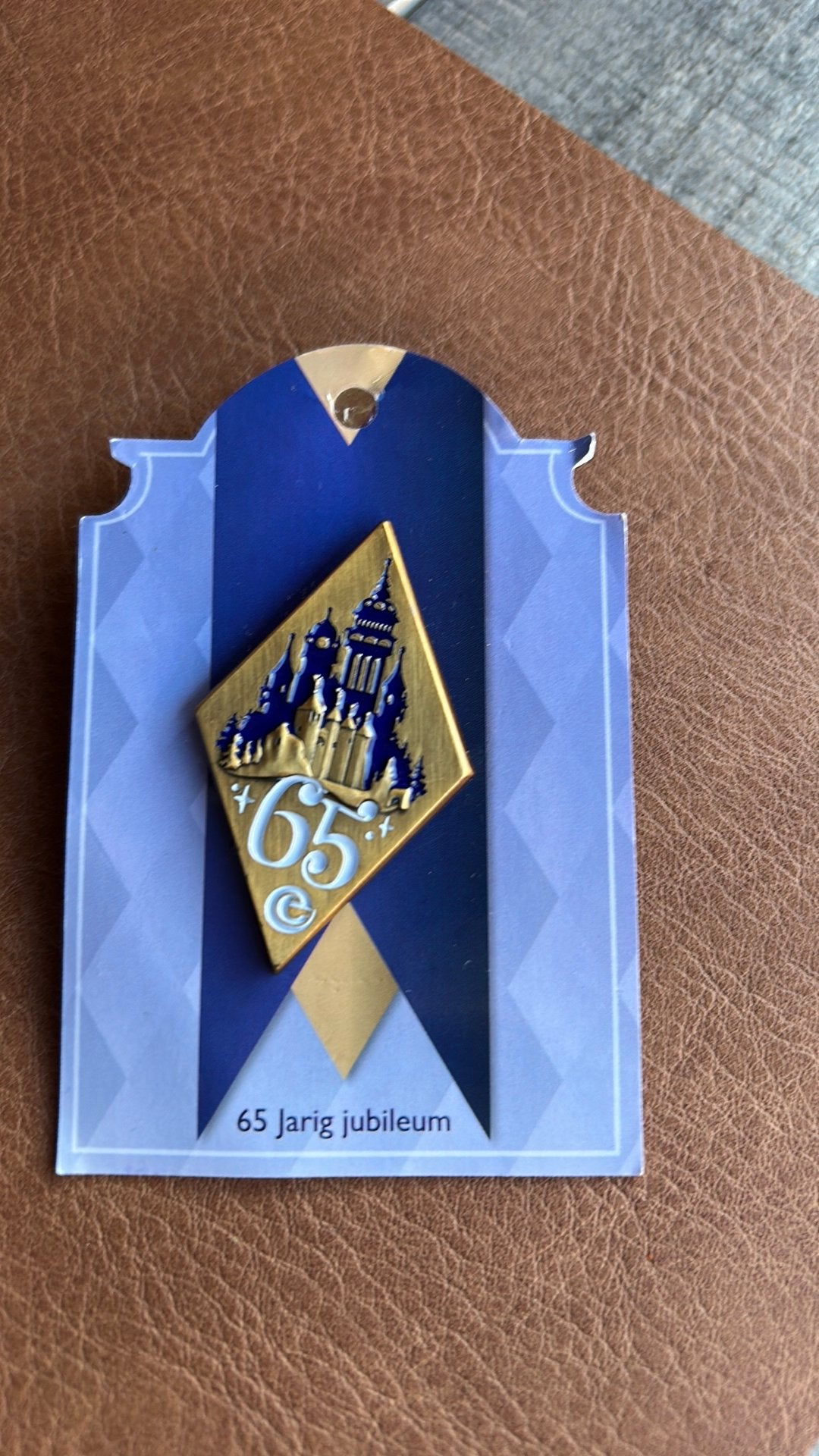 Efteling pin 65 jaar - Symbolica EPP373, Verzamelen, Efteling, Ophalen, Zo goed als nieuw, Button of Speldje