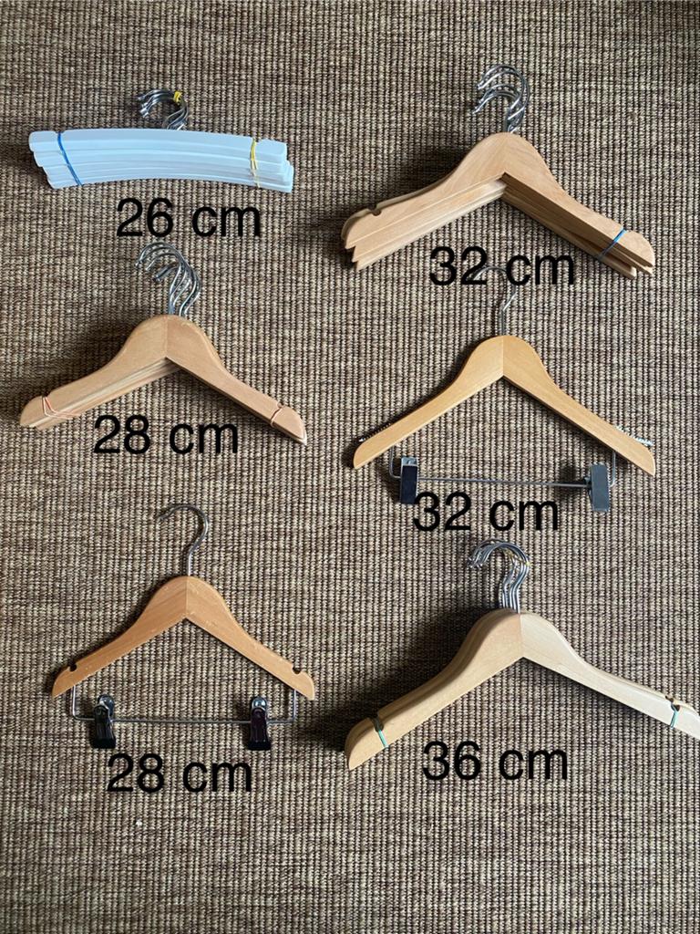 Houten kledinghangers kinden, Ophalen, Zo goed als nieuw