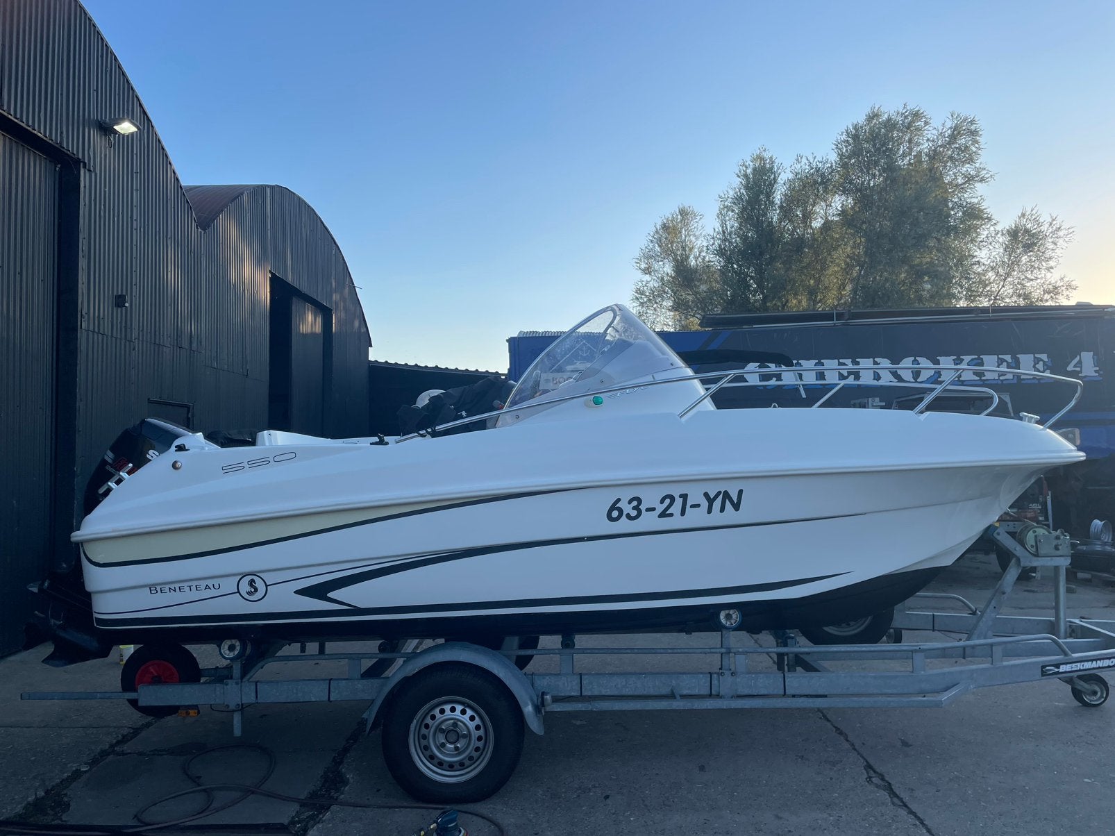 Mooie Beneteau Flyer 550 Sundeck + 90 pk Suzuki, Viertaktmotor, Zo goed als nieuw, 90 pk, Ophalen