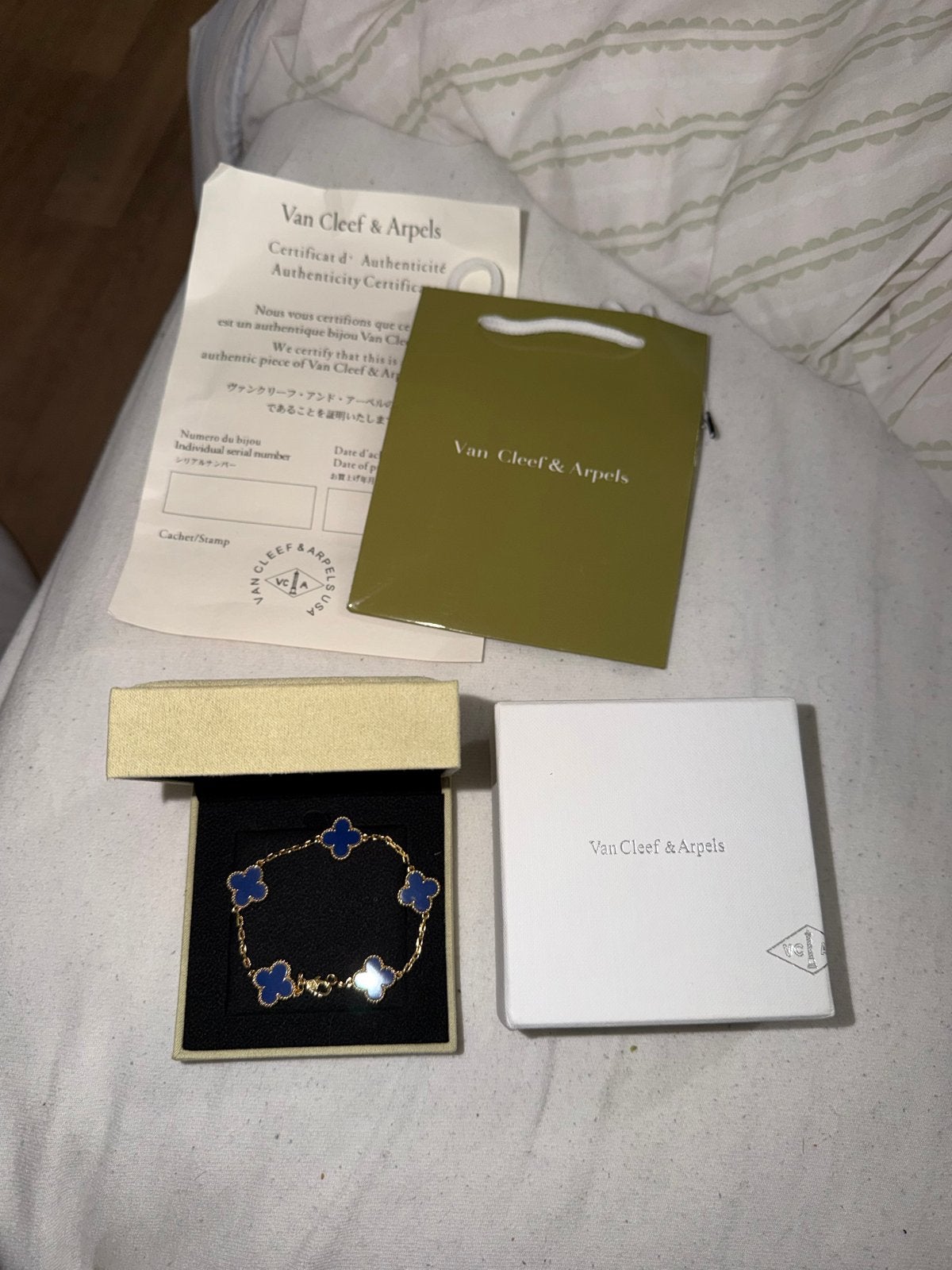 Van Cleef & Arpels Alhambra Armband - Blauw & Goud, Ophalen of Verzenden, Zo goed als nieuw, Blauw, Goud