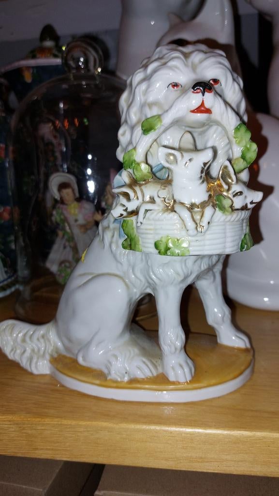 Hoerenhondje beeldje met varkentjes, Antiek en Kunst, Antiek | Porselein, Ophalen of Verzenden