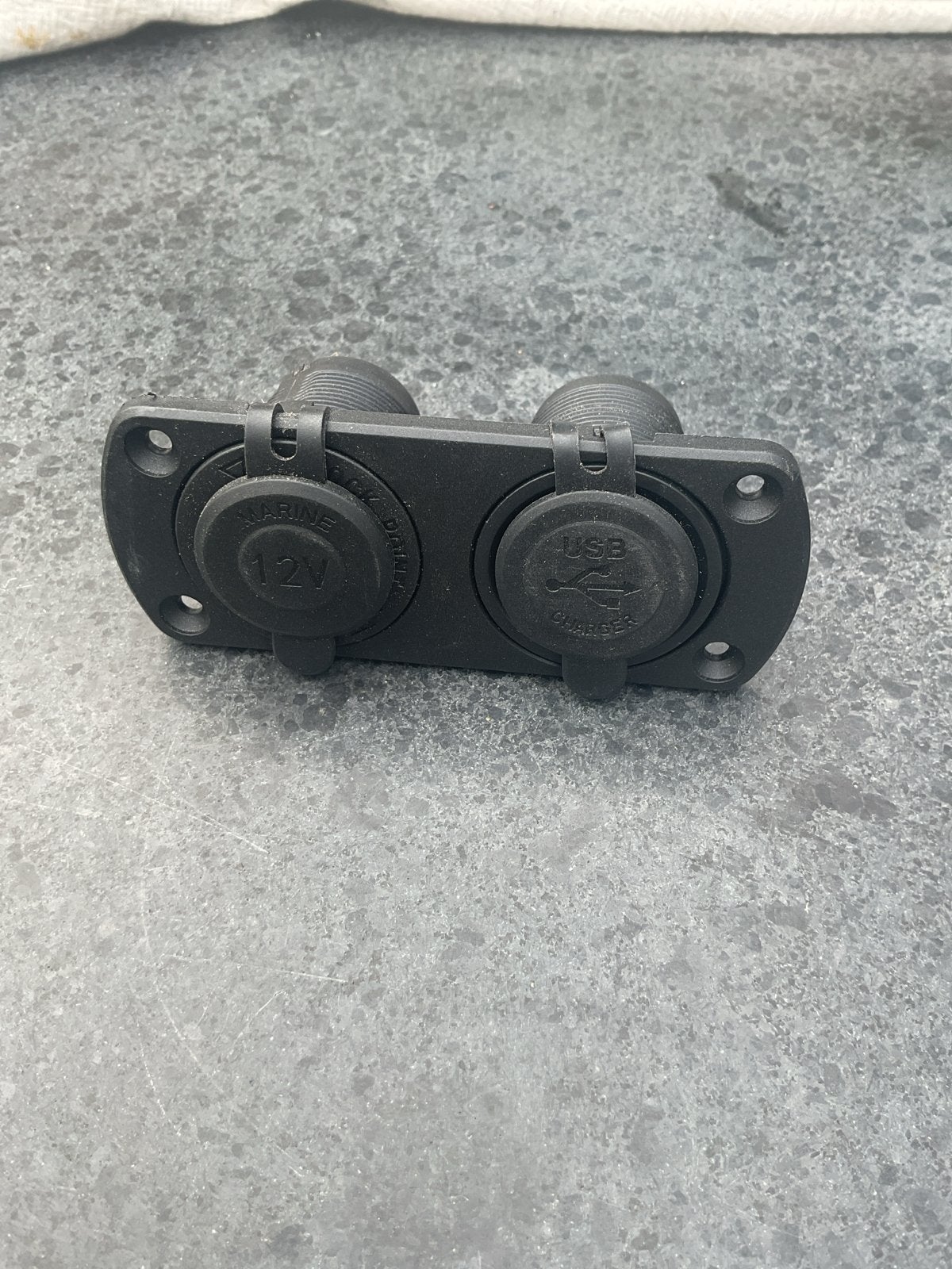 12V USB-oplader en sigarettenaansteker voor auto/boot, Auto-onderdelen, Ophalen of Verzenden, Gebruikt, Universele onderdelen