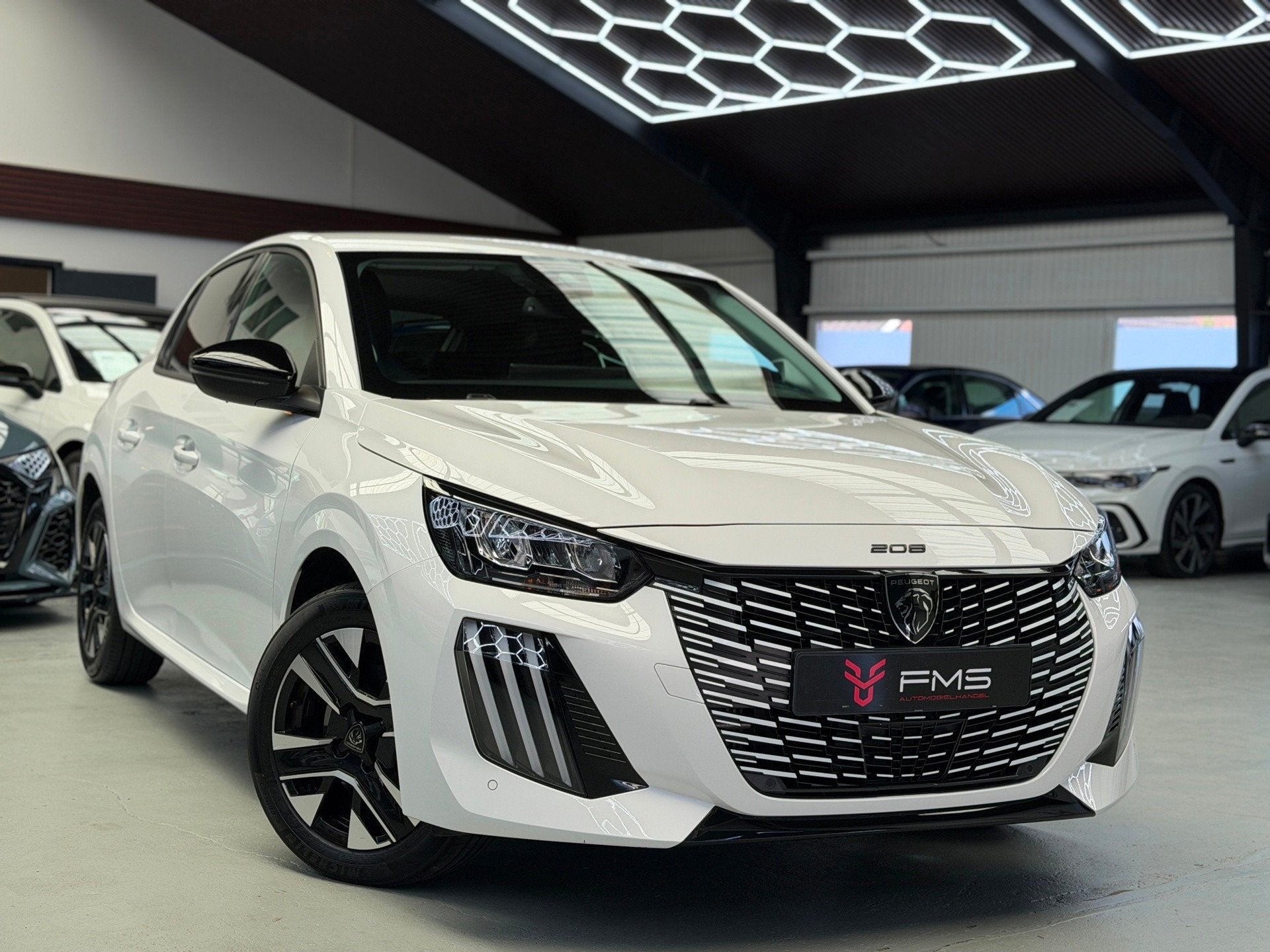 Peugeot 208 1.2 Hybrid 110 e-DCS6 Allure CarPlay Camera, Auto's, 1195 kg, Gebruikt, Zwart, 1199 cc