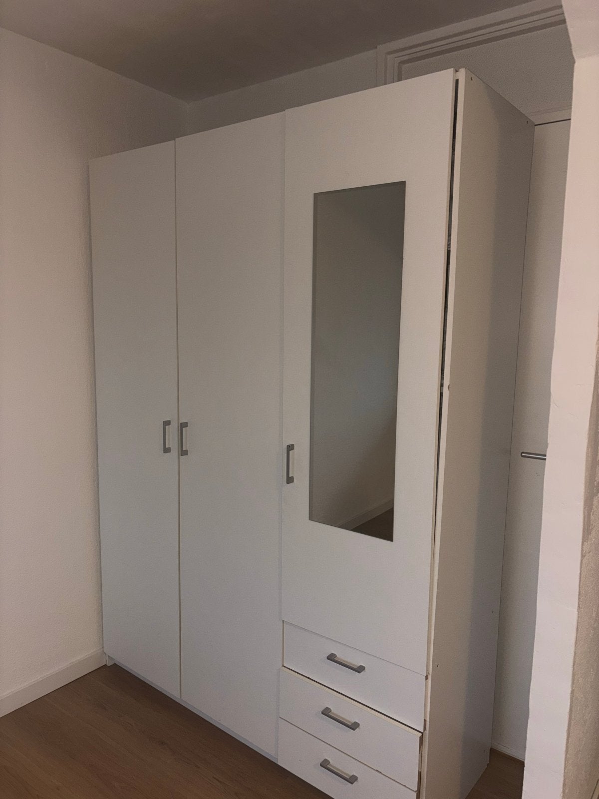 Gratis op te halen: Witte kledingkast met spiegel en lades, Gebruikt, 100 tot 150 cm, 200 cm of meer, Ophalen of Verzenden