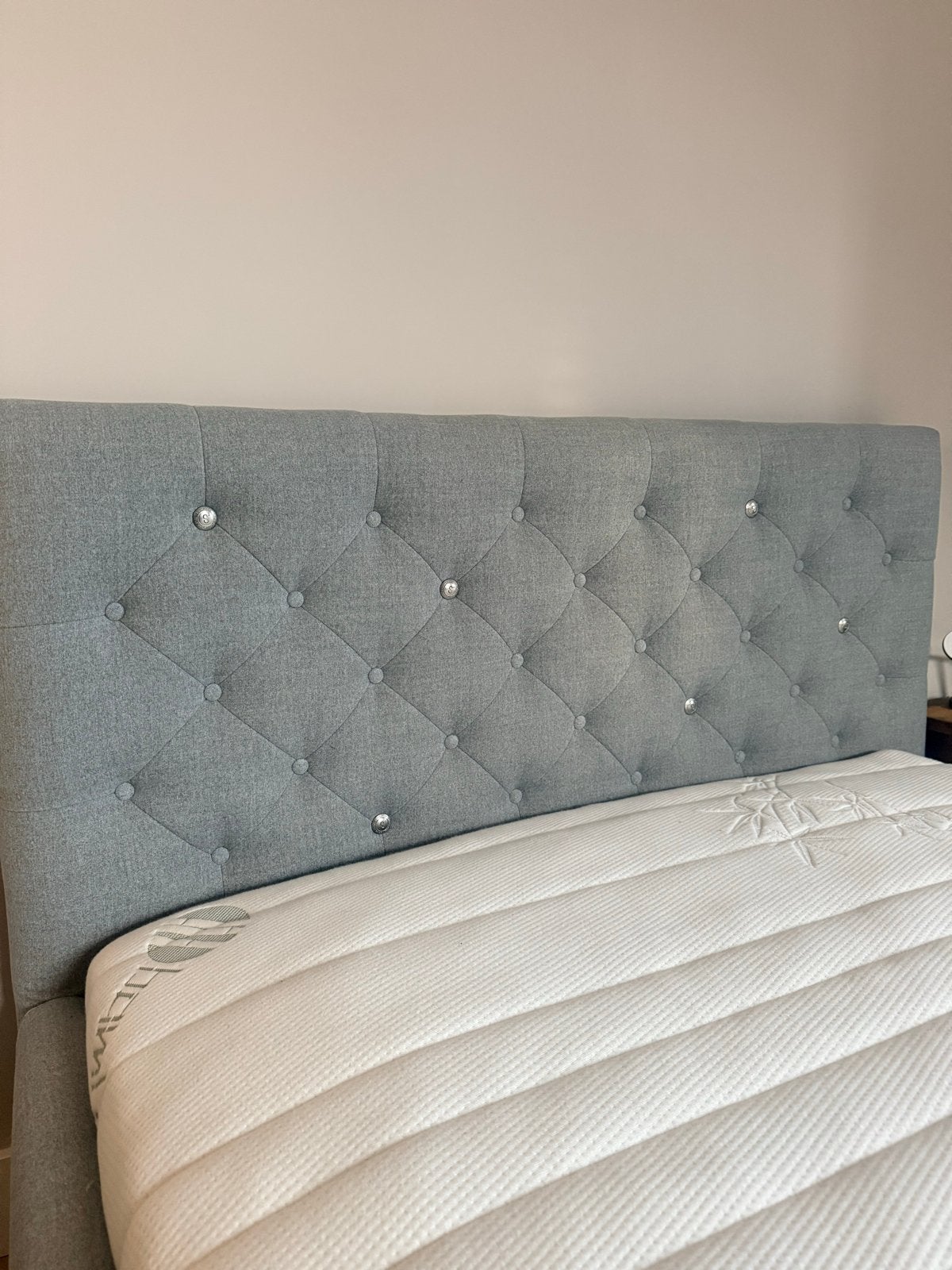 Stijlvol grijs bed met hoofdbord en matras, Ophalen, Zo goed als nieuw, Twijfelaar, 120 cm