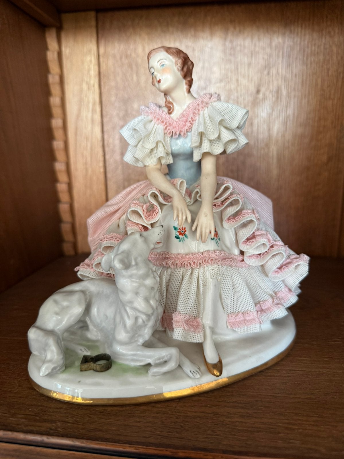 Antiek Dresden Porselein Beeldje - Elegante Dame met Hond, Ophalen of Verzenden