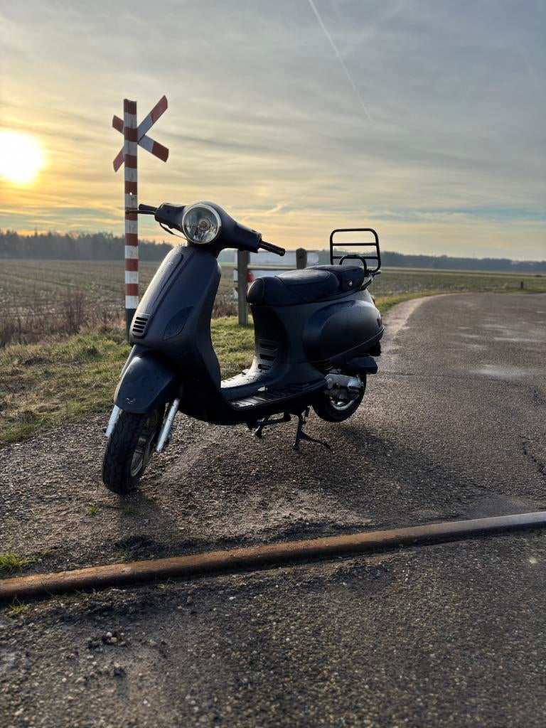 Nette gerray star scooter, Fietsen en Brommers, Snorfietsen en Snorscooters, Zo goed als nieuw, Overige merken, Benzine, Ophalen