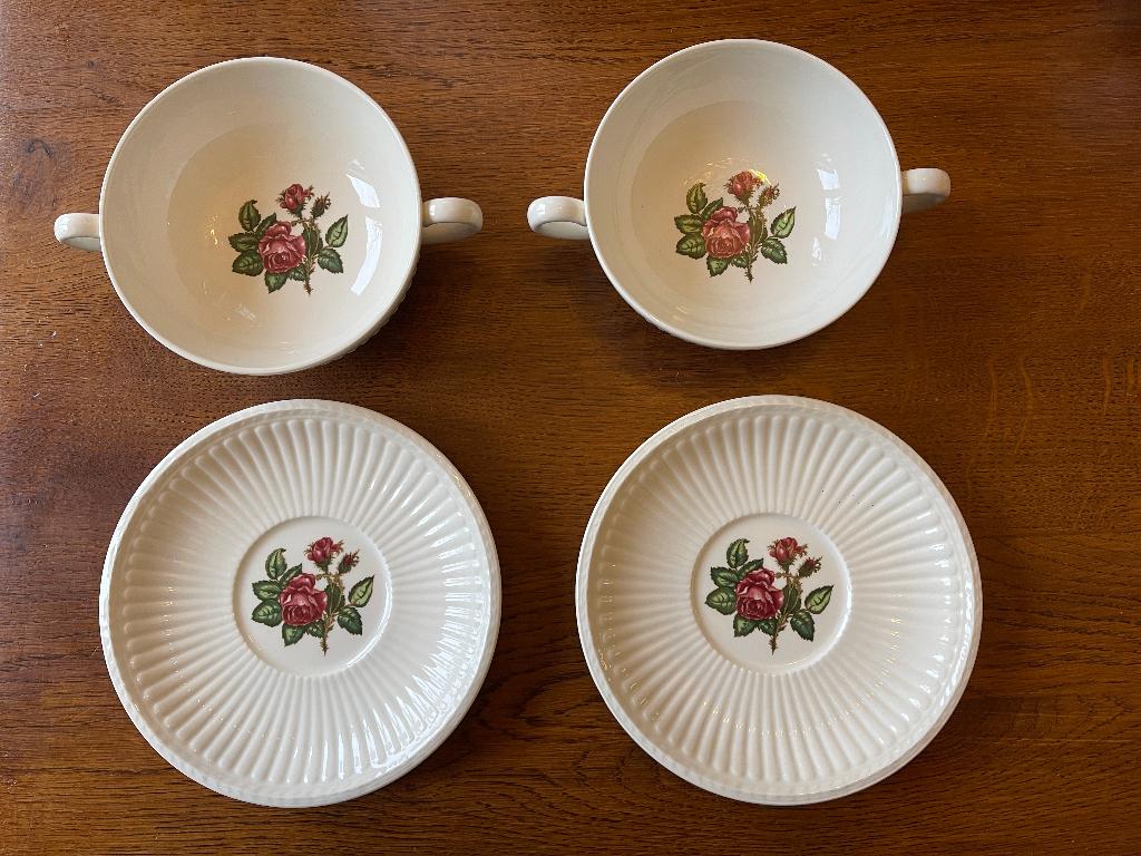 2 Wedgwood "Moss Rose" Soepkoppen en Schotel Nieuw, Nieuw, Ophalen of Verzenden, Overige stijlen, Kop(pen) en/of Schotel(s)