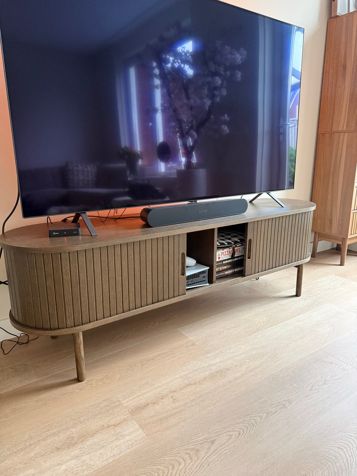 Donker eiken TV-meubel met schuifdeuren, Ophalen, 150 tot 200 cm, Eikenhout, Zo goed als nieuw