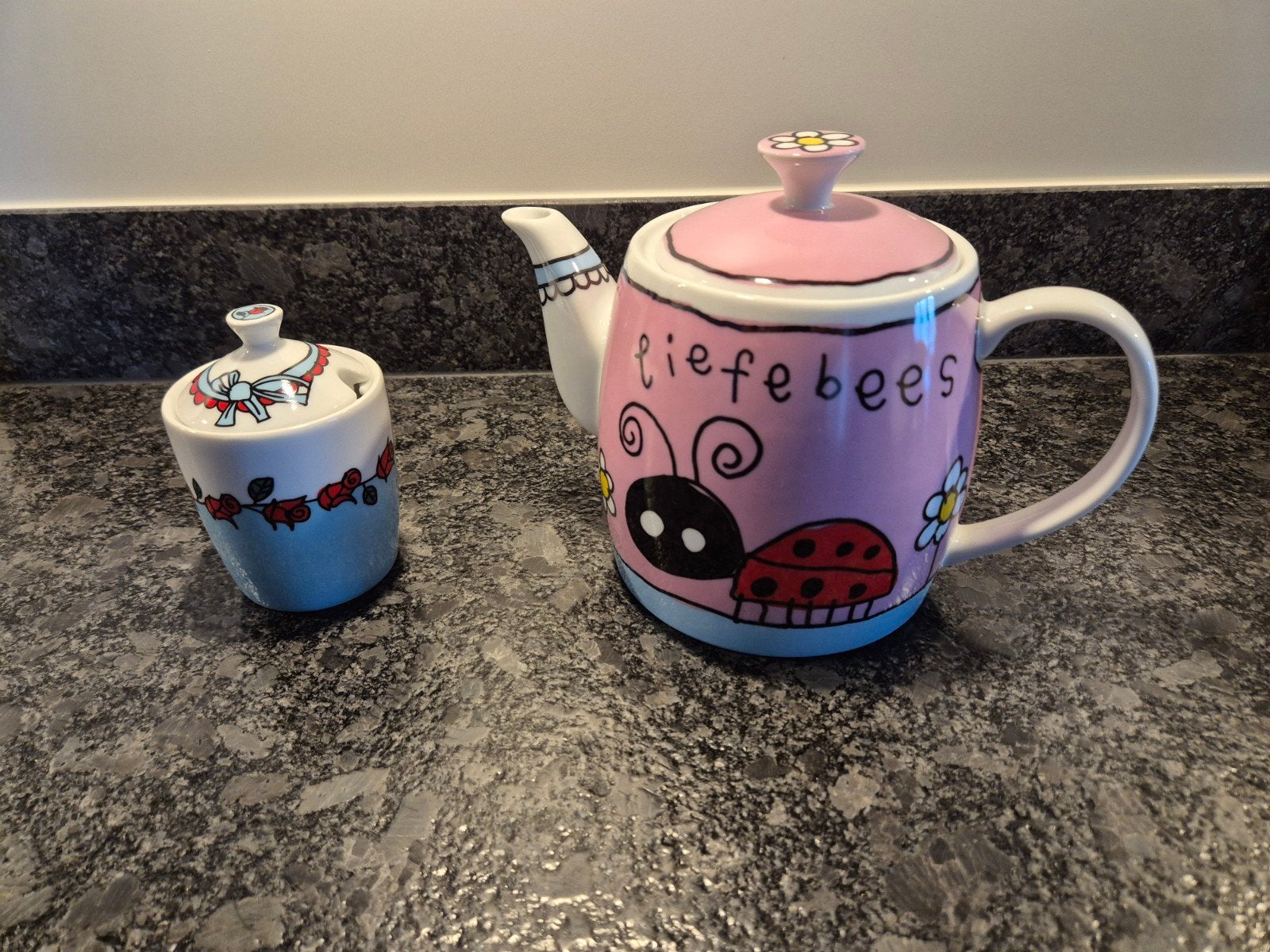 Douwe Egberts / Babette Harms - Theepot en suikerpotje, Huis en Inrichting, Ophalen of Verzenden, Porselein, Overige stijlen, Overige typen