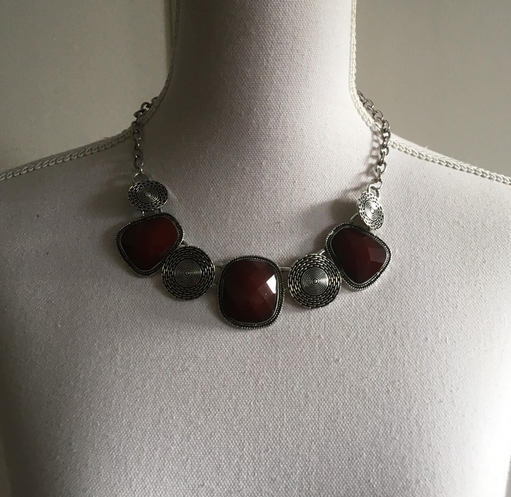 Zilverkleurige wijnrode burgundy kleurige stenen ketting, Overige materialen, Verstelbaar, Nieuw, Ophalen of Verzenden