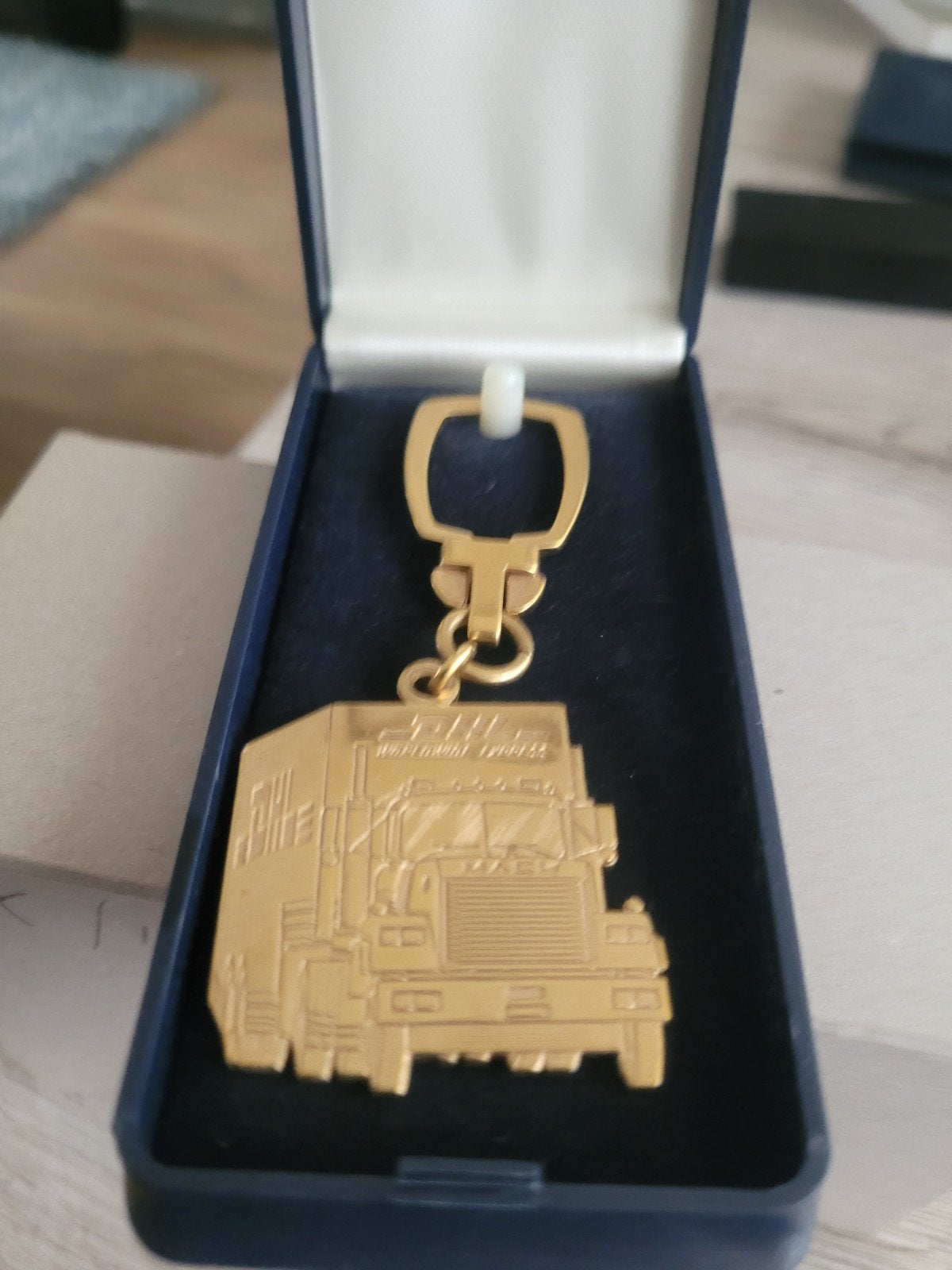 Gouden vrachtwagen sleutelhanger in geschenkdoos, Ophalen, Zo goed als nieuw, Transport