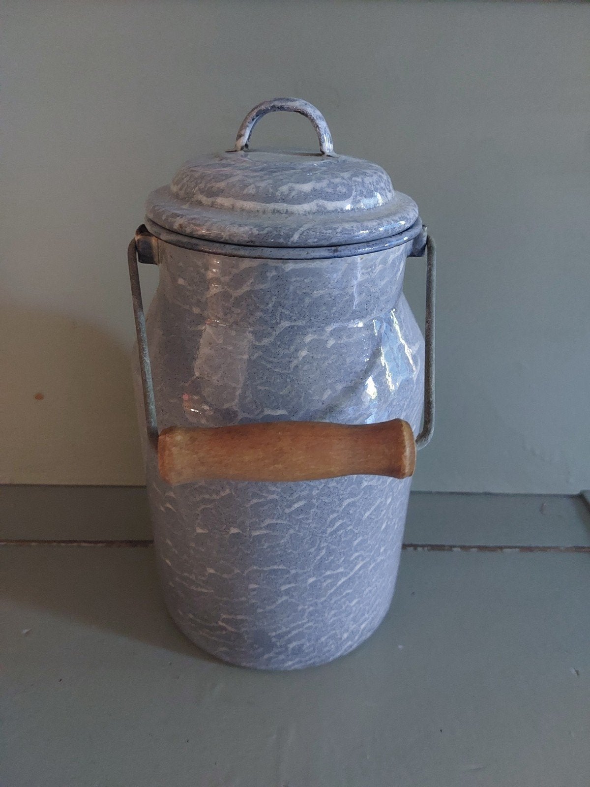 Vintage geëmailleerde melkbus met houten handvat, Antiek en Kunst, Antiek | Emaille, Ophalen of Verzenden