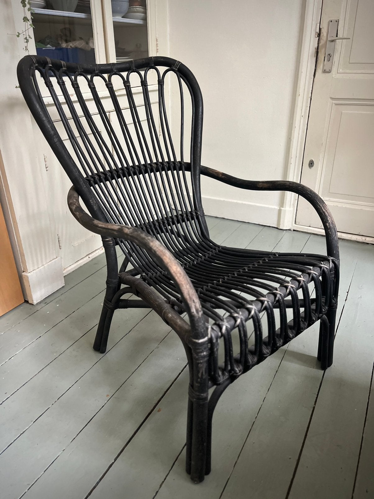 Zwarte rotan fauteuil / stoel in doorleefde vintage look, Huis en Inrichting, Ophalen, Gebruikt, Vintage, 50 tot 75 cm