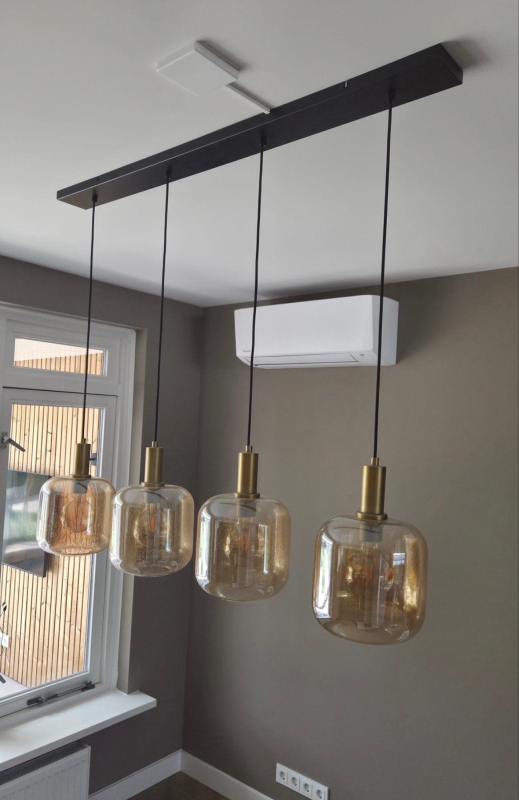 Moderne hanglamp met 4 glazen kappen - perfect voor eettafel, Ophalen, Zo goed als nieuw, Glas, E27 (groot)