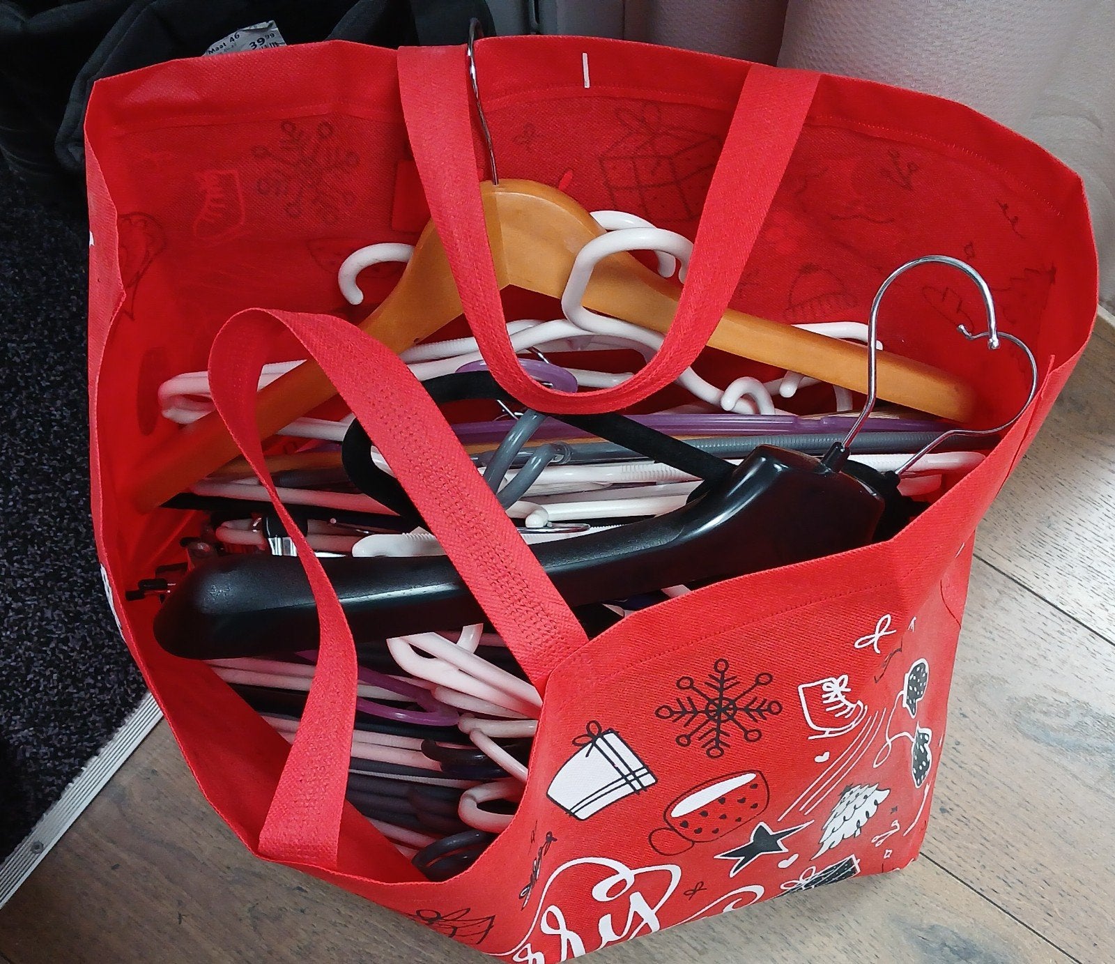 tas vol kledinghangers, Ophalen, Kunststof