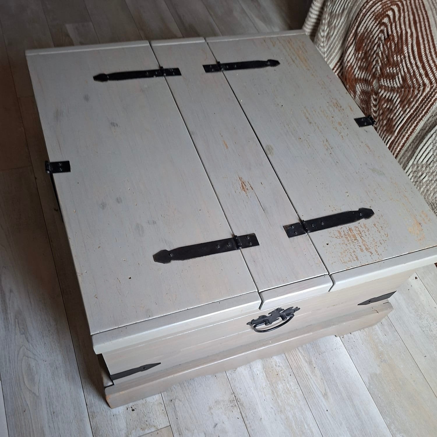 Vintage houten kist/salontafel met smeedijzeren beslag, Ophalen