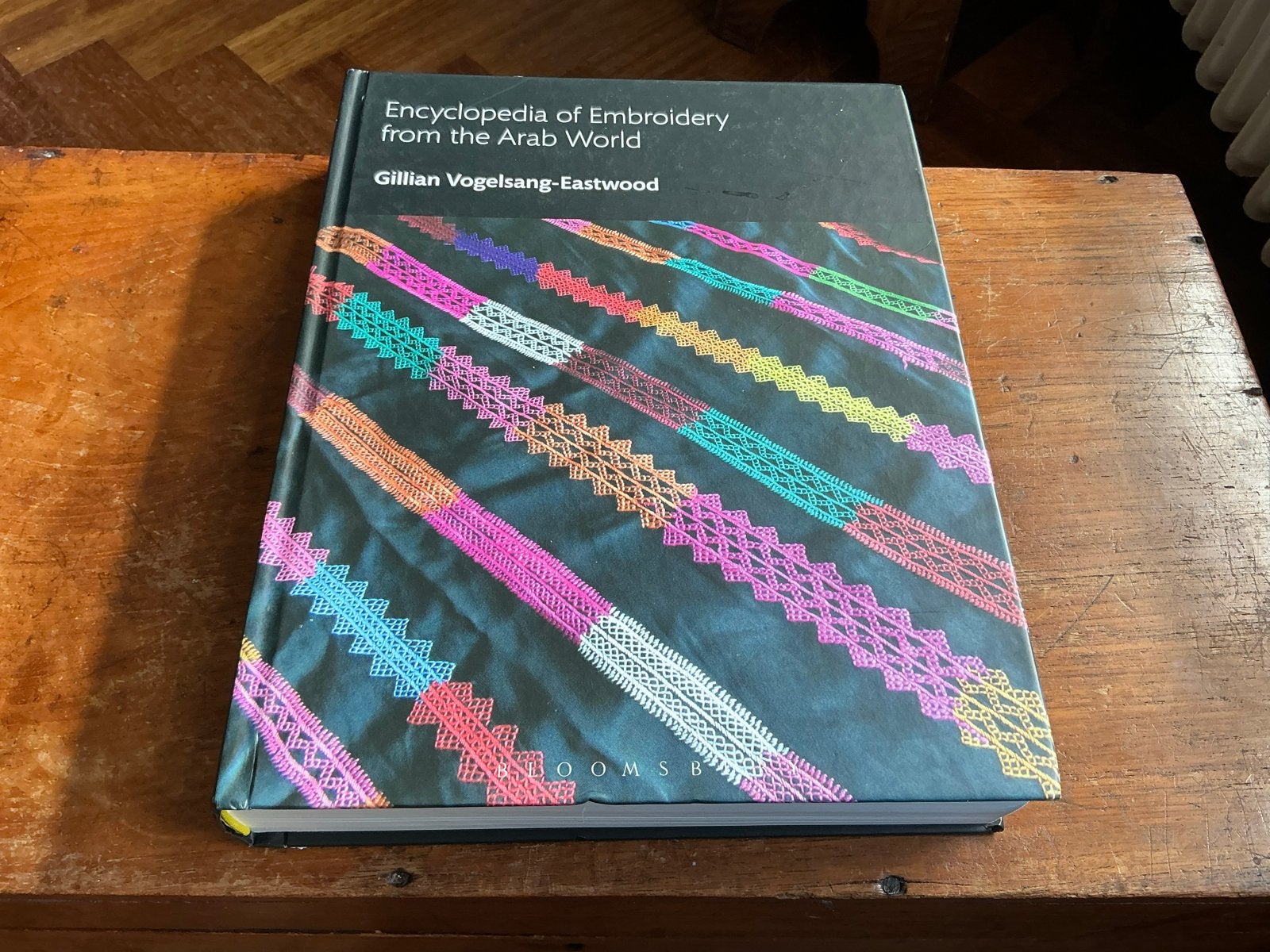 Encyclopedia of Embroidery from the Arab World, Ophalen of Verzenden, Zo goed als nieuw, Mode algemeen, Gillian Vogelsang-Eastwood