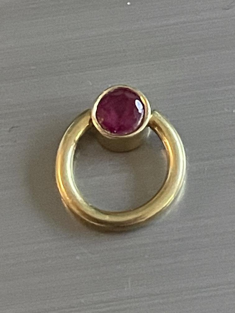 18 karaat gouden piercing met een echte robijn, Ophalen of Verzenden, Zo goed als nieuw, Nvt, Nvt