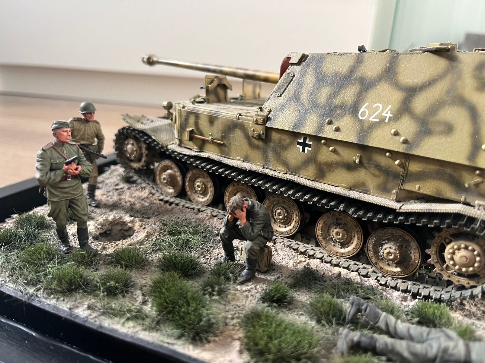 Diorama 1/35 uitgeschakelde Ferdinand tank 1943 met figuren, Hobby en Vrije tijd, Ophalen, Zo goed als nieuw, 1:35 tot 1:50, Diorama