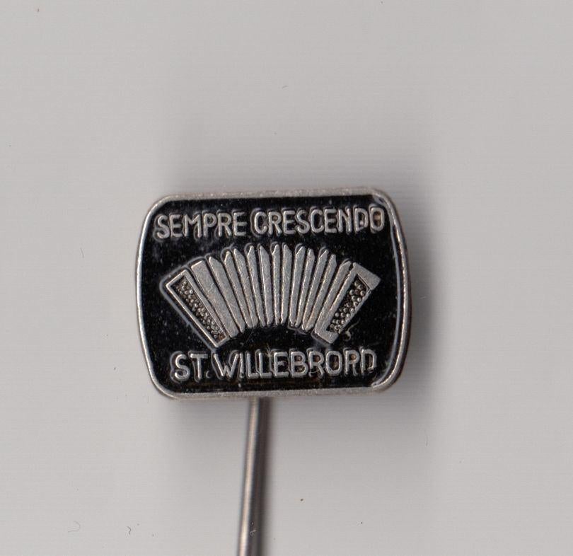 Sempre Crescendo Accordeon St. Willebrord speldje, Gebruikt, Niet vindbaar, Niet vindbaar, Speldje of Pin