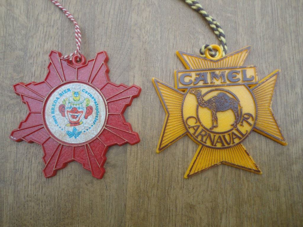 2 vintage carnavals emblemen o.a. Breda-bier en Camel, Ophalen of Verzenden, Gebruikt, Jongen of Meisje