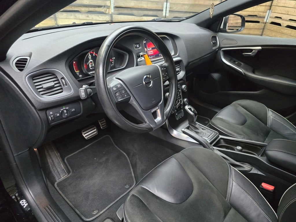 Volvo V40 1.5 T3 Kinetic R Design Pano LED Camera Trekhaak C, 4 cilinders, 700 kg, Leder en Stof, Zwart