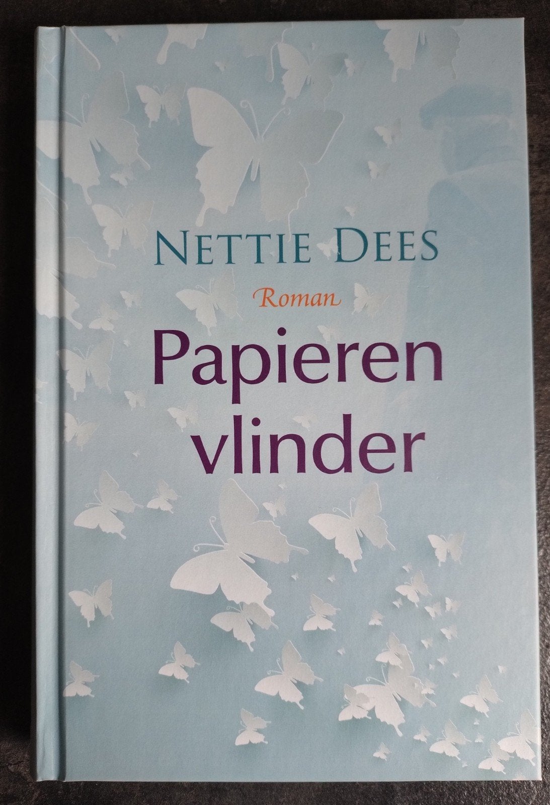 Nettie Dees - Papieren vlinder, Ophalen of Verzenden, Zo goed als nieuw, Nederland, Nettie Dees