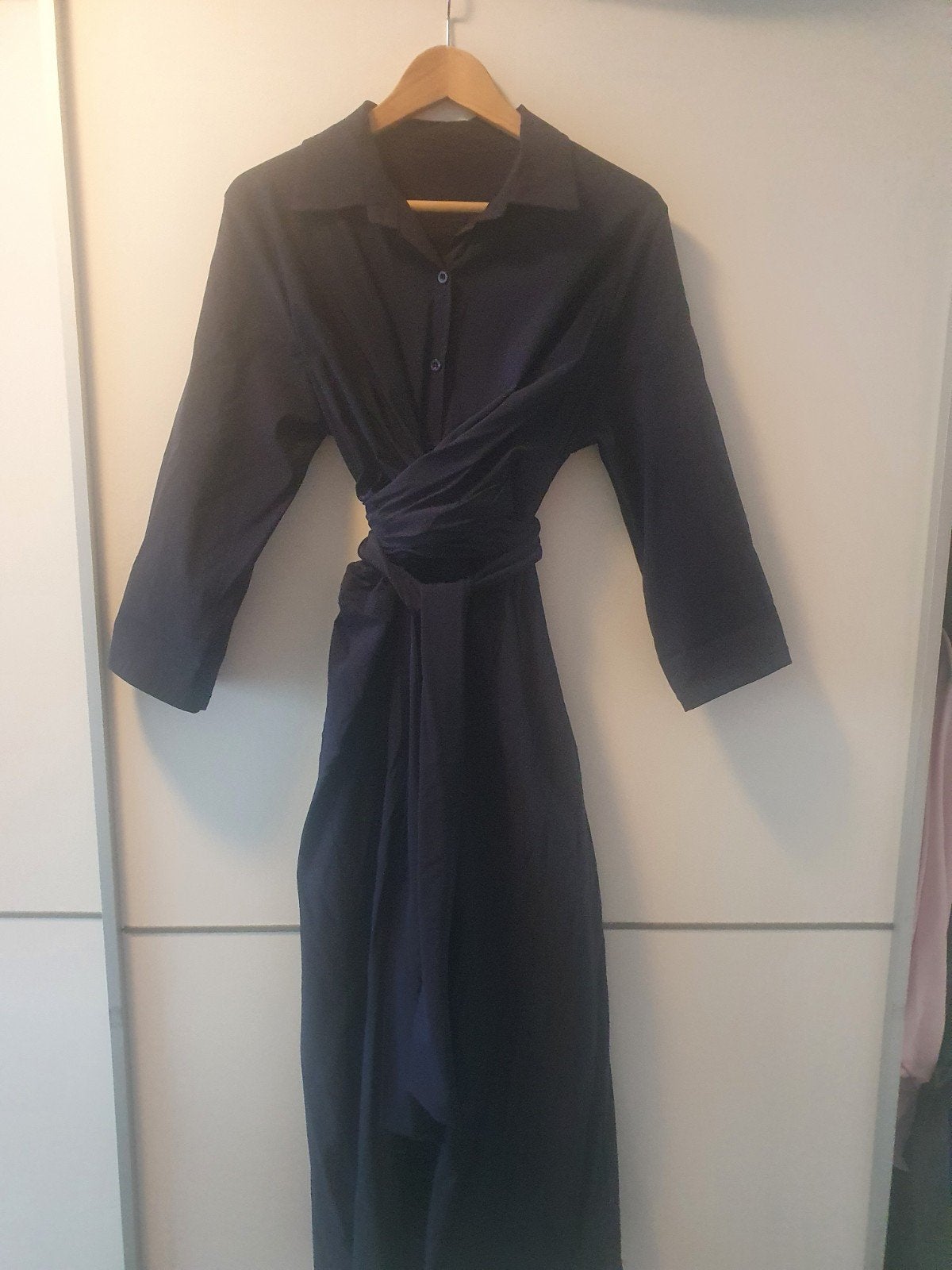 Nieuw! mooie blauwe jurk van travelstof, 1 maat tm 42!, Maat 38/40 (M), Nieuw, Onder de knie, Verzenden