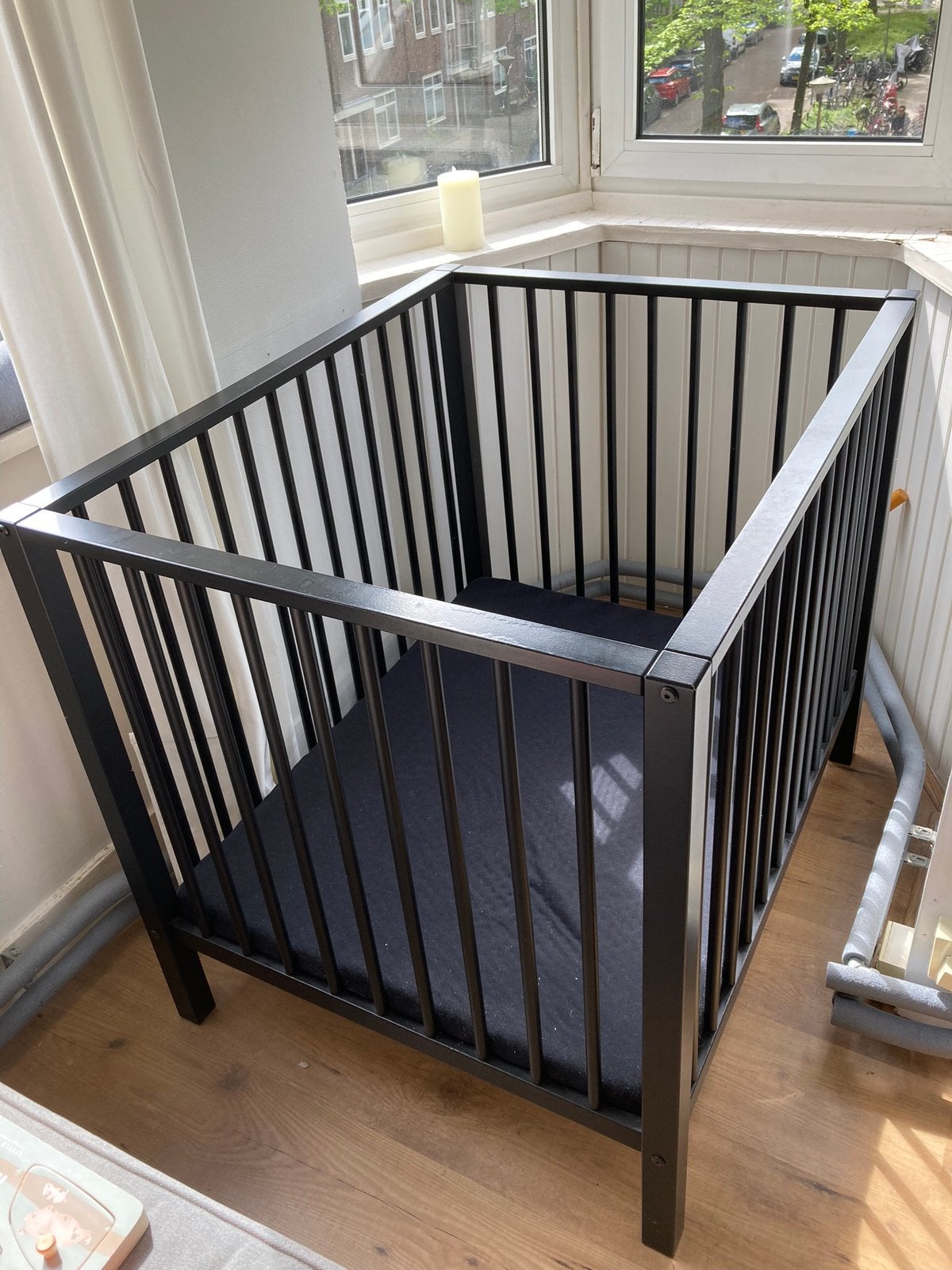 Zwarte box incl. matras, Kinderen en Baby's, Boxen, Ophalen, Gebruikt, Rechthoekig, In hoogte verstelbaar