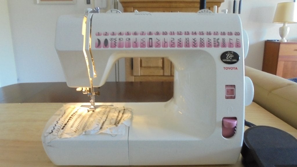 Te koop, TOYOTA naaimachine., Ophalen, Zo goed als nieuw, Naaimachine, Overige merken