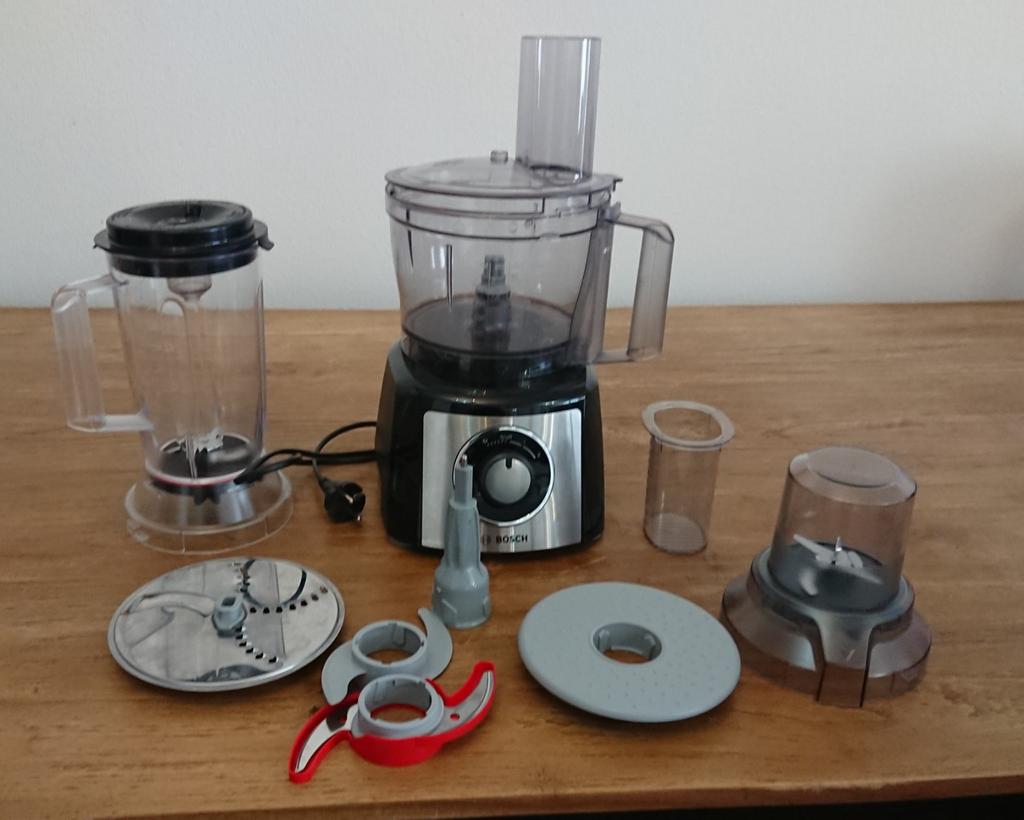 Bosch Keukenmachine met diverse accessoires, Witgoed en Apparatuur, Keukenmixers, Gebruikt, 3 snelheden of meer, Ophalen of Verzenden