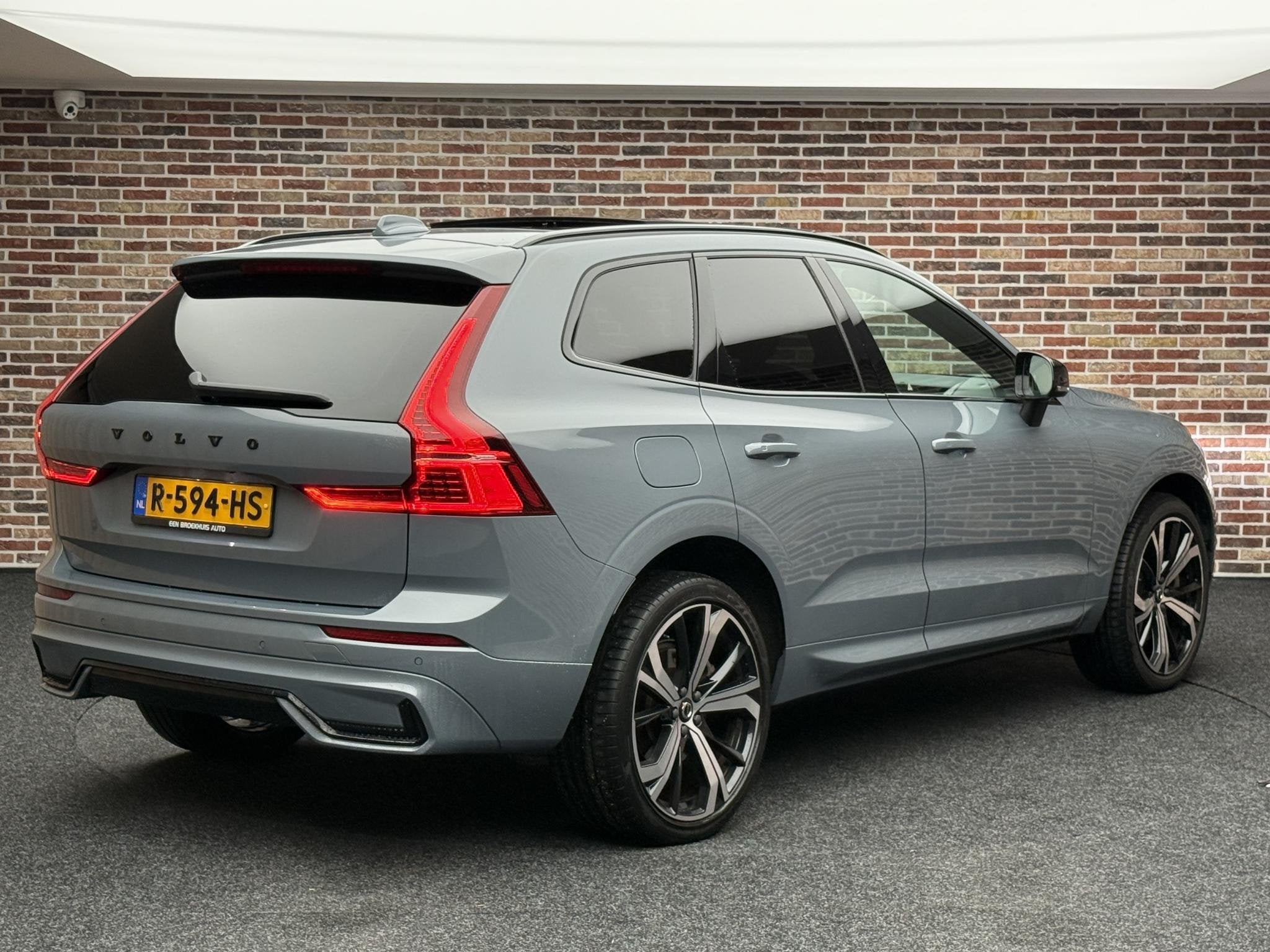 Volvo XC60 2.0 T6 Plug-in hybrid AWD Ultimate Dark, Auto's, Automaat, Dealer onderhouden, Gebruikt, Euro 6
