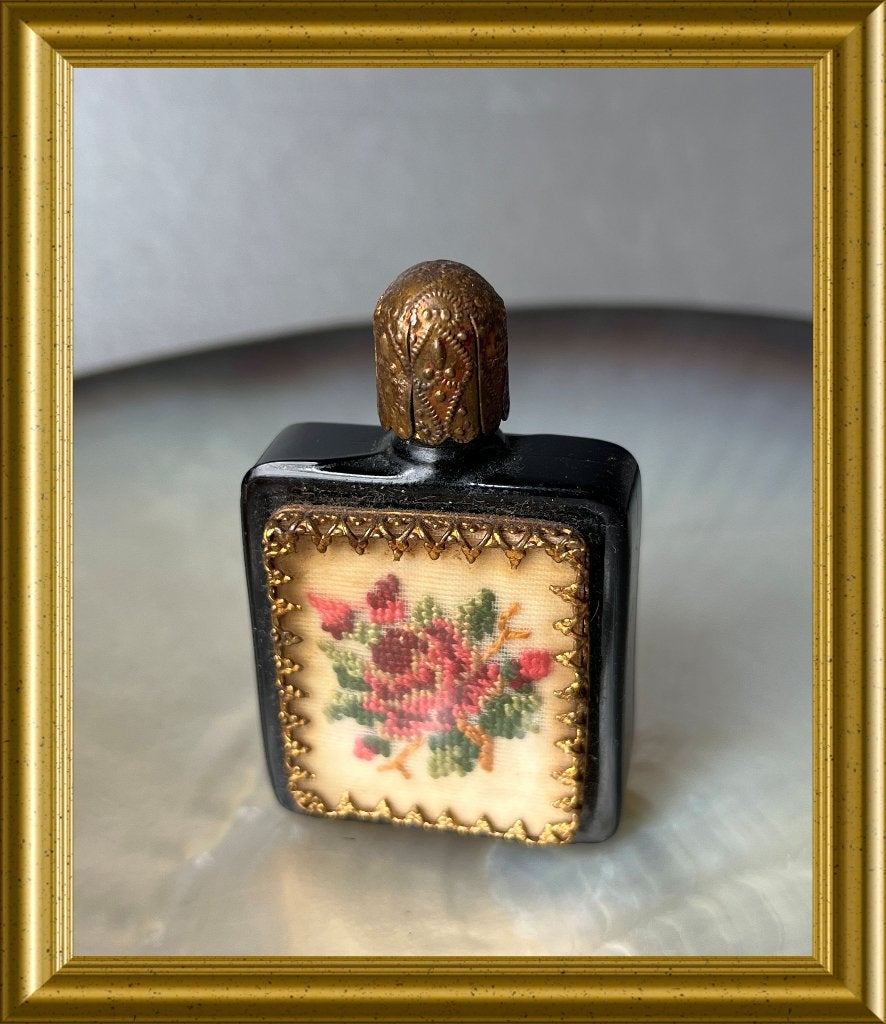 Oud klein glazen parfumflesje met petit point borduurwerk, Ophalen of Verzenden