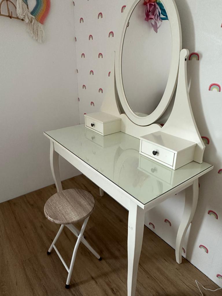 Hemnes ikea toilettafel met spiegel, kaptafel wit en krukje, Ophalen, Gebruikt, 100 tot 150 cm, 50 tot 100 cm