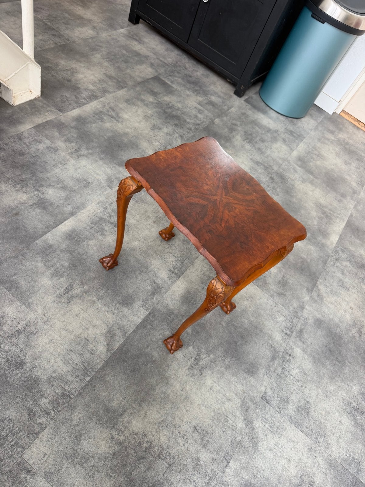 Antieke bijzettafel met sierlijke poten, Ophalen