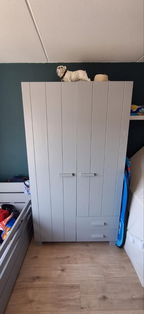 WOOOD Dennis Kast met Laden - Grenen Betongrijs Geborsteld, Huis en Inrichting, Kasten | Kledingkasten, Gebruikt, 100 tot 150 cm