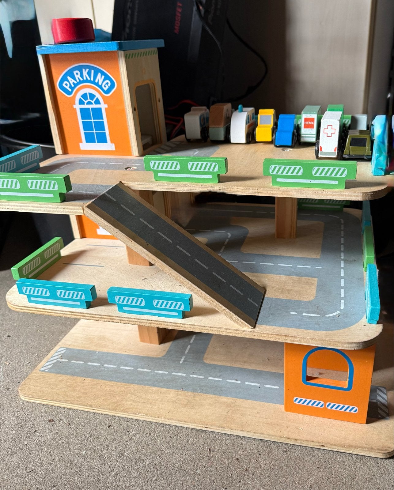 Houten autogarage met lift en auto’s., Ophalen of Verzenden, Zo goed als nieuw