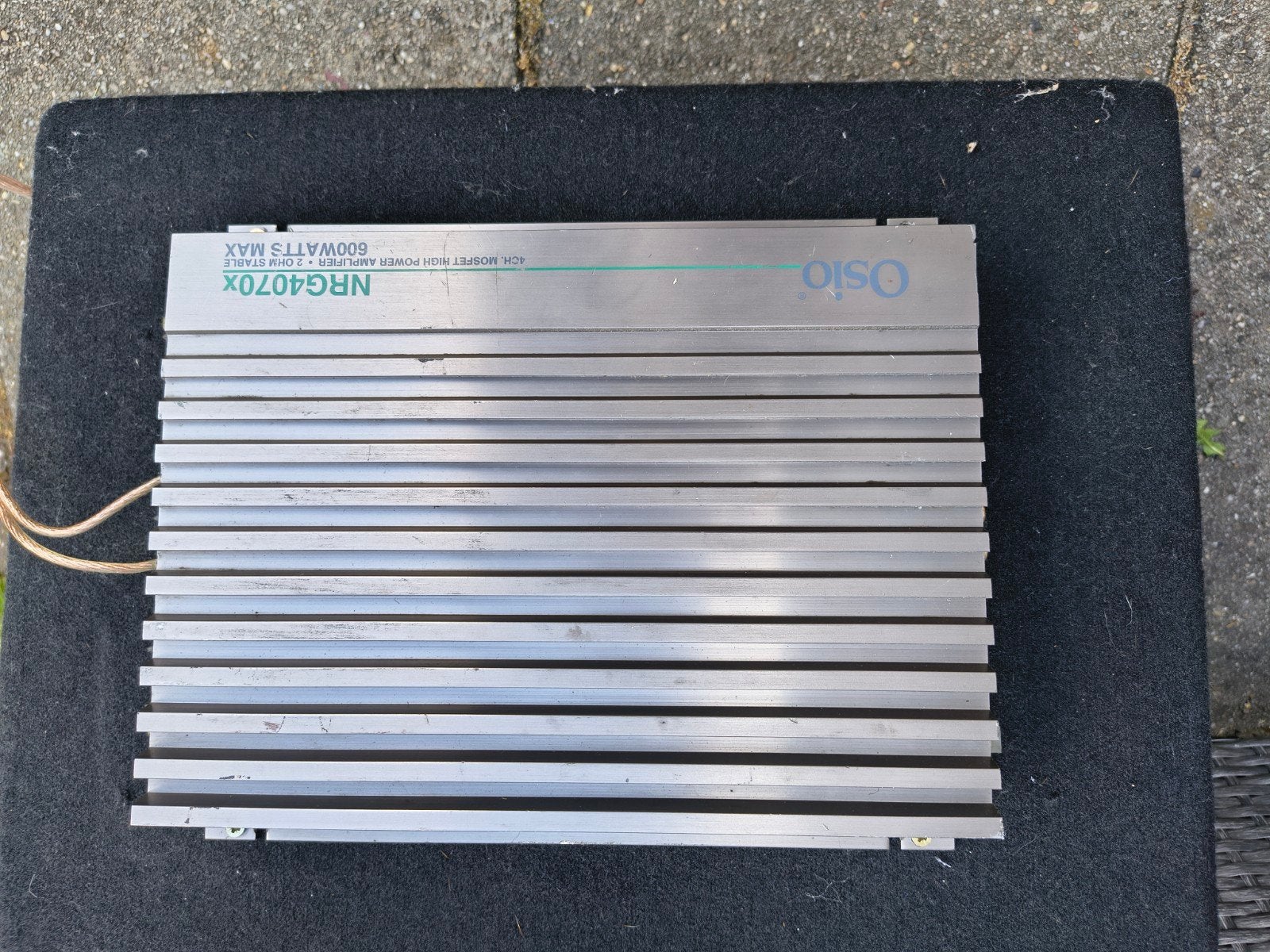 Blaupunkt THB 300 Subwoofer met Osio NRG 4070 Versterker, Auto diversen, Ophalen of Verzenden