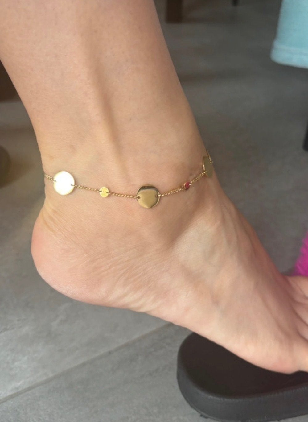 Gouden enkelbandje met muntjes van chirurgisch staal, Sieraden, Tassen en Uiterlijk, Enkelbandjes en Enkelkettinkjes, Ophalen of Verzenden