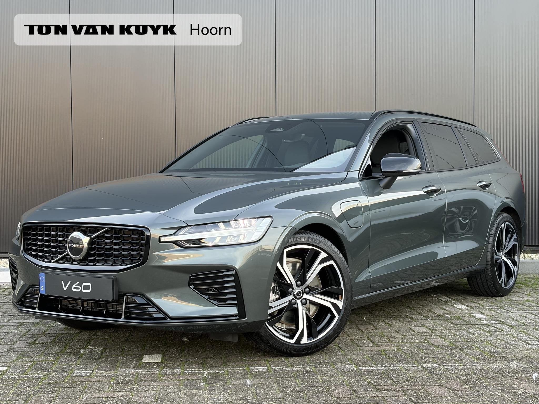 Volvo V60 2.0 T6 Plug-in hybrid AWD Plus Dark Leer/ 19 inch/